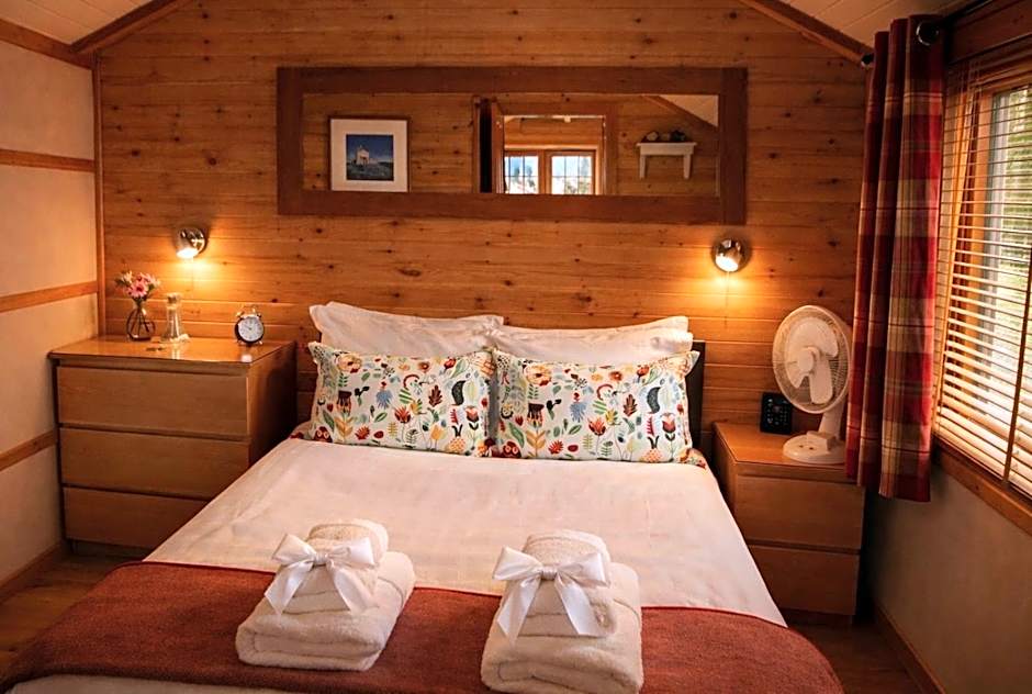 Rashfield Sheilings - Quiet Riverside Lodges for Couples near Pucks Glen