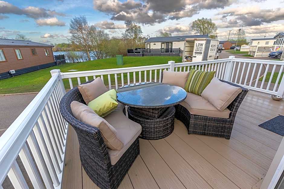 Tattershall VIP Retreat - Hot tub, stunning lakeside views, newly refurbished to an amazing 5 star standard