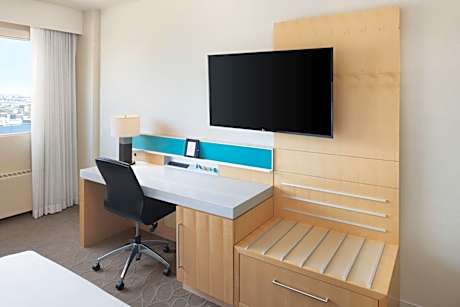 Deluxe, Larger Guest room, 1 King, Sofa bed