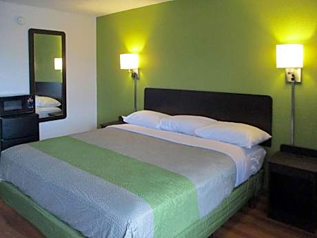 1 King Bed | Non-Smoking, Micfridge