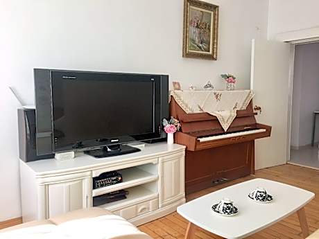 哈尔滨钢琴休闲之家，市中心70平米两室一厅有钢琴的家