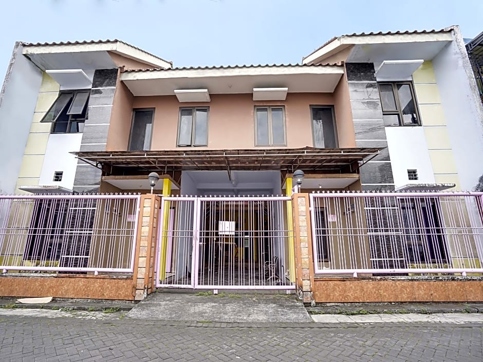 Spot On 91626 Rr Kost Putri Syariah 