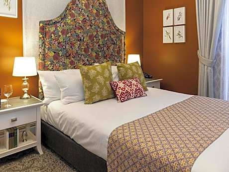 Manor Queen Room