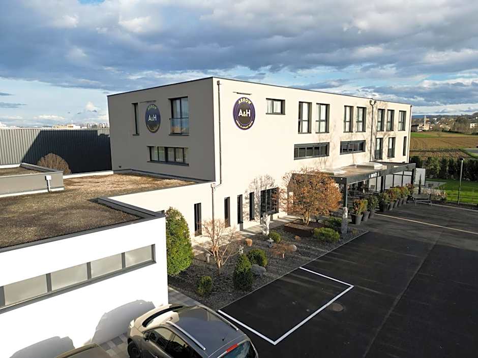 Arrow Hotel