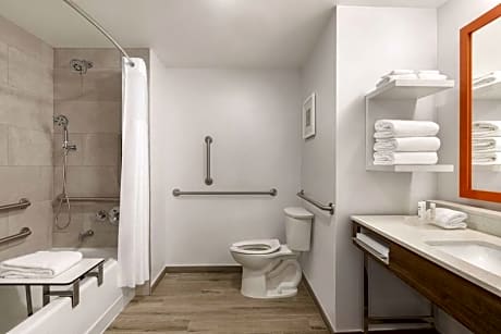 2 QUEENS MOBILITY/HEARING ACCESS TUB NOSMOK