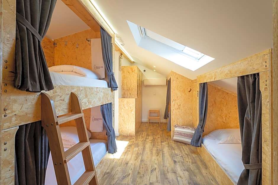 Zdjęcie 1 z 7 — Single Bed in Mixed Dormitory Room