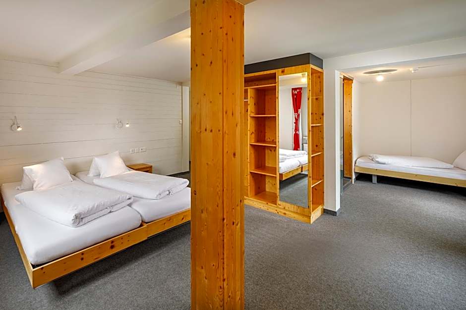 Hirschen Guesthouse - Village Hotel