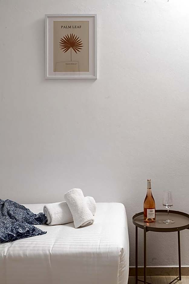 Thelèsi Apartments, 100m from the beach