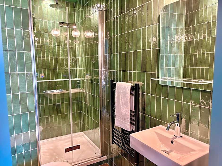 ROOMS AT THE QUAYSIDE - stylish en-suite rooms on Poole Quay all fully refurbed