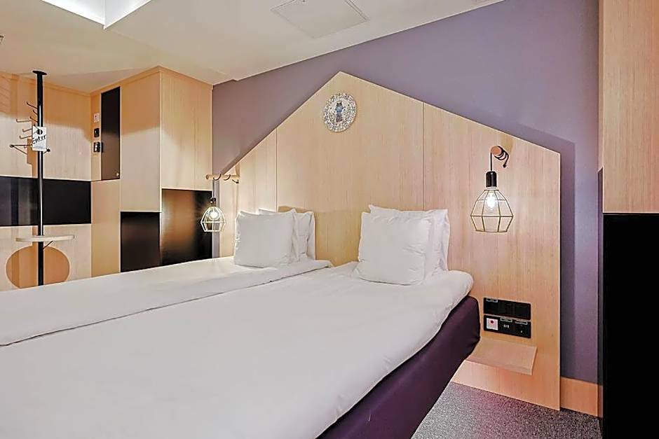 Hotel With Urban Deli