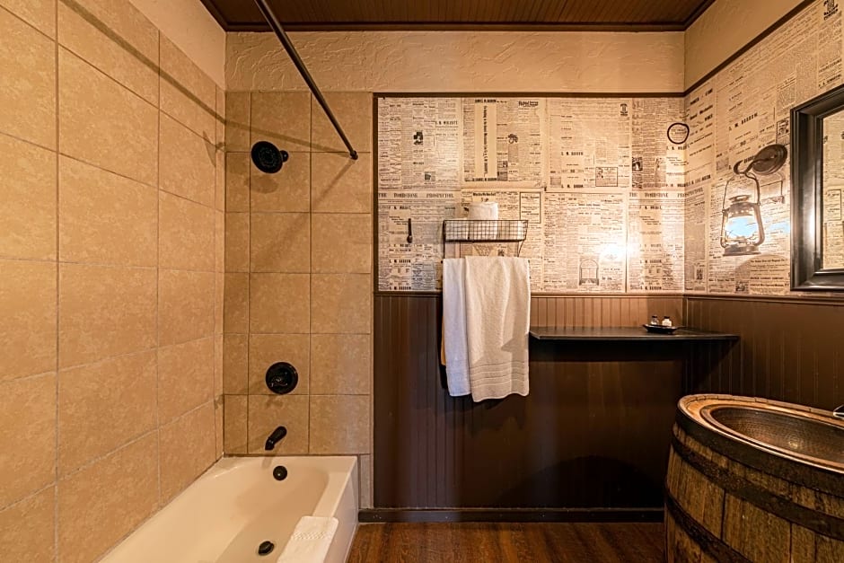 -Pet Friendly- Miners Cabin #5 -Two Double Beds - Private Balcony