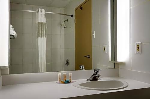 Travelodge Hotel by Wyndham Montreal Airport