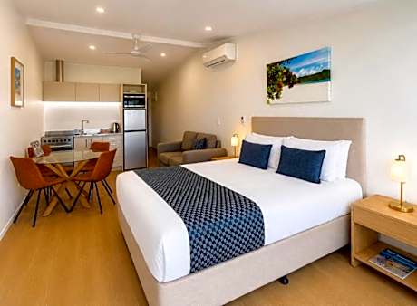 Deluxe One-Bedroom Apartment