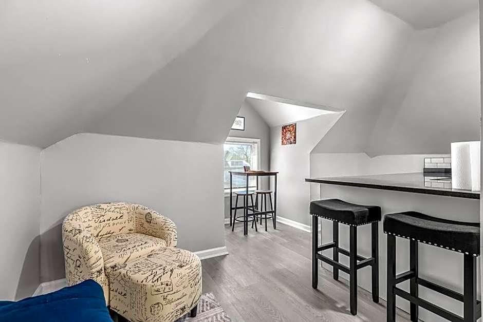 3rd Story Loft Islandview Pets Included with Free Parking!