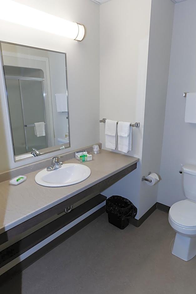 Crossroads Inn & Suites