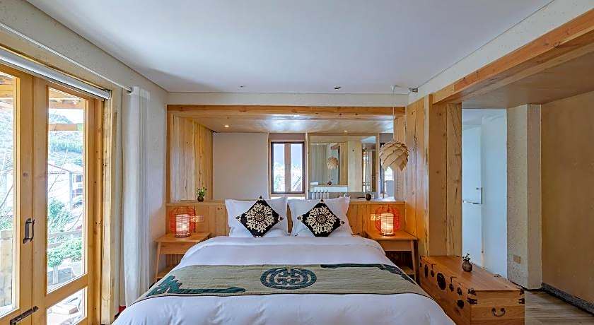 Arro Khampa by Zinc Journey Lijiang