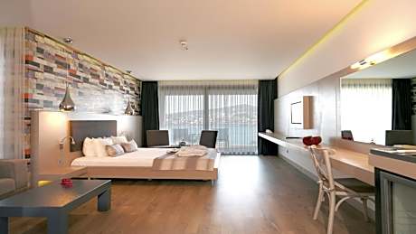 Deluxe Suite with Sea View