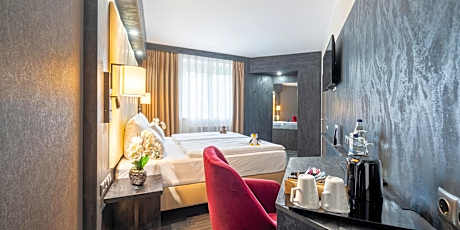 4 Single Beds Family Room Two Bedrooms Flat Screen Television Desk Free W-Lan Coffee And Tea Maker