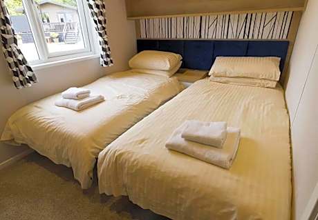Pet friendly Luxury Hot Tub Lodge - 2 bed