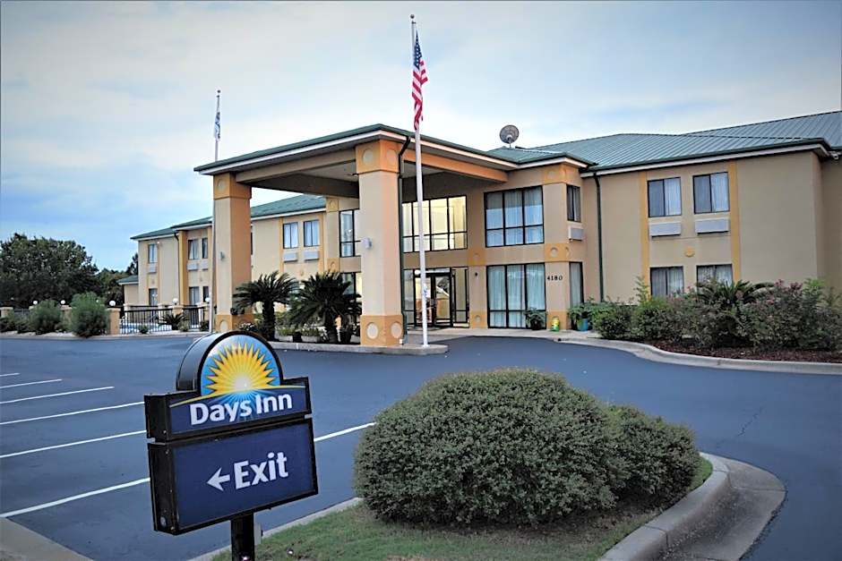 Days Inn by Wyndham Montgomery