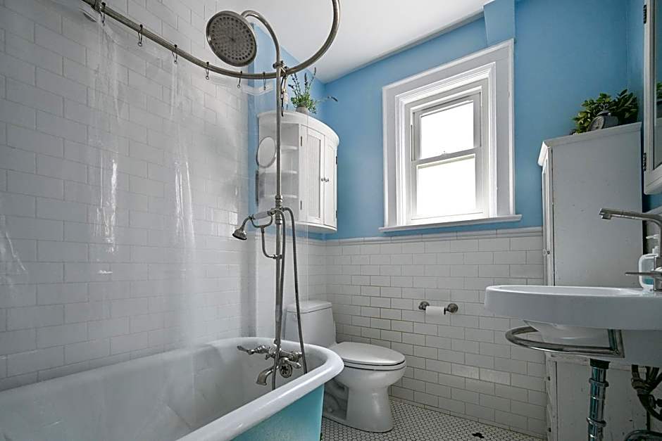 Bright and Quiet Bedroom near Subway, Koreatown and UofT