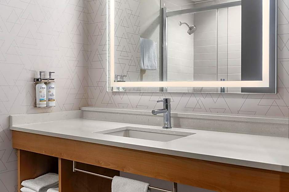 Holiday Inn Express & Suites Vaughan Southwest By IHG