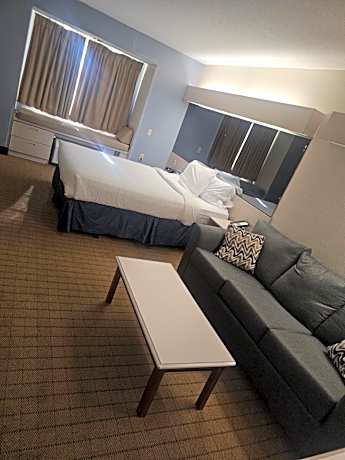 Queen Suite - Mobility and Hearing Accessible/Non-Smoking