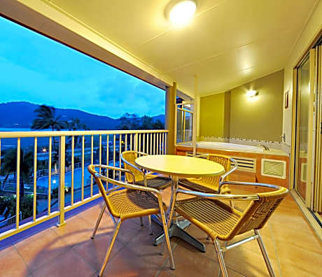 Two-Bedroom Apartment with Spa Bath