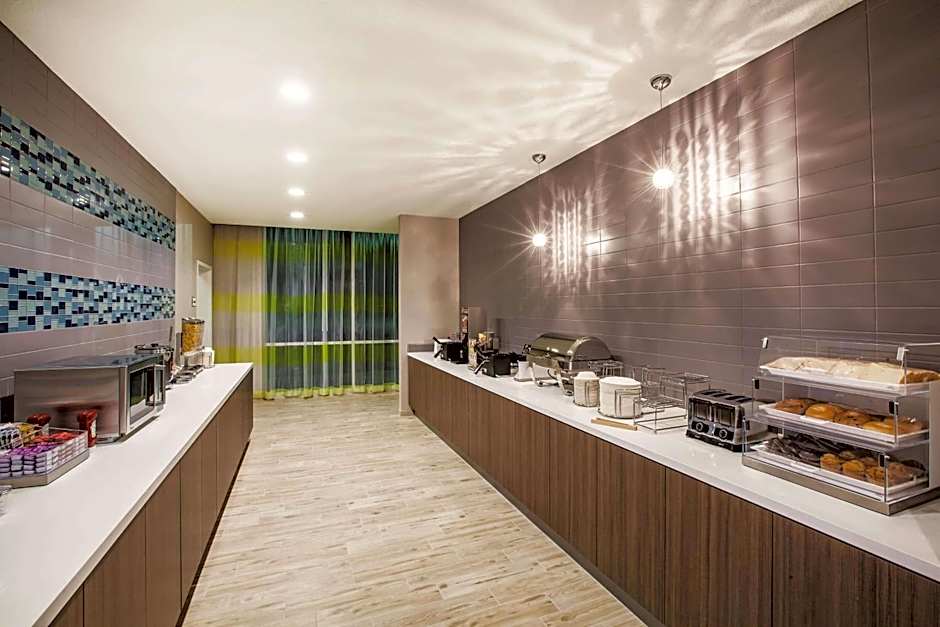 La Quinta Inn & Suites by Wyndham Wichita Northeast