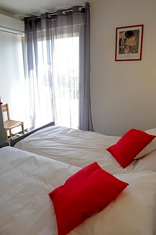 Comfort Twin Room with Balcony and Air Conditioning - Street side