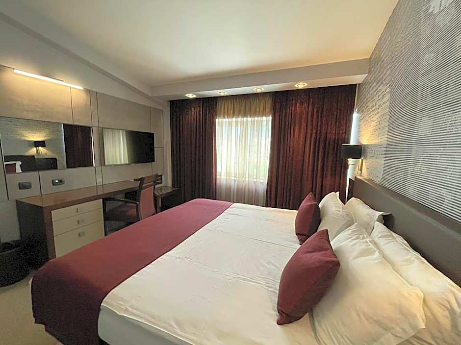 Queen's Hotel - Zebra Centre