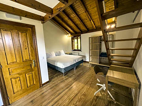 Deluxe Quadruple Room with Private Bathroom