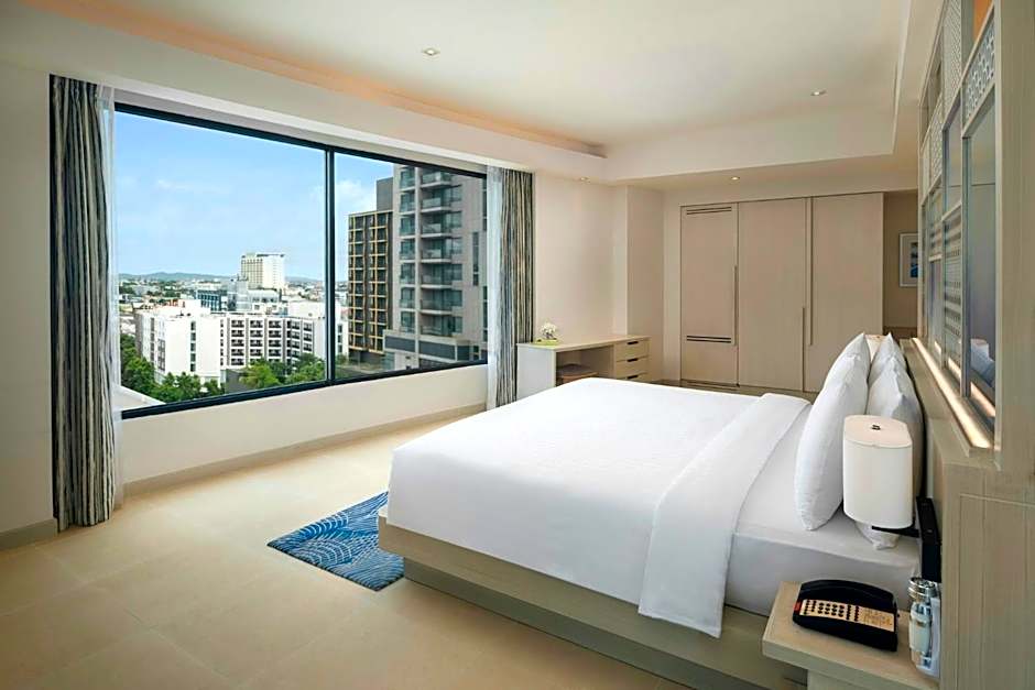 Photo 1 of 4 of Deluxe Grand 1 King Bed
