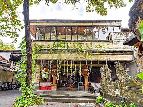 Super OYO Townhouse Oak Maxi Hotel Legian