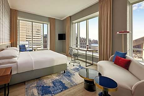 Junior King Suite with M Club Lounge Access