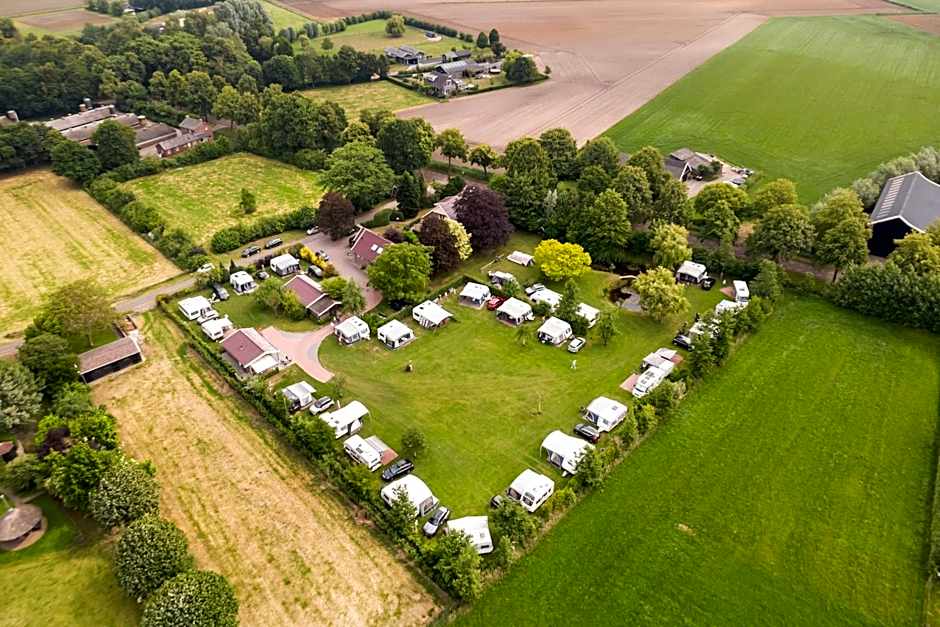 Ruime caravan op gezellige minicamping