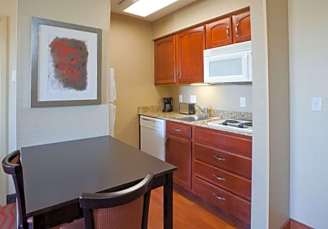 Queen Studio Suite - Non-Smoking