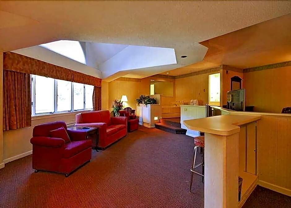 Econo Lodge Inn & Suites Groton