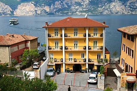 2 Beds, Balcony