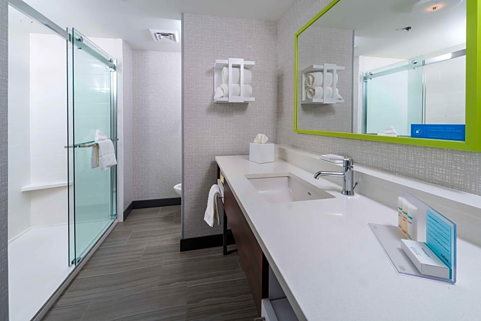 Photo 1 of 5 of 1 King Bed, Mobility Accessible, Bathtub