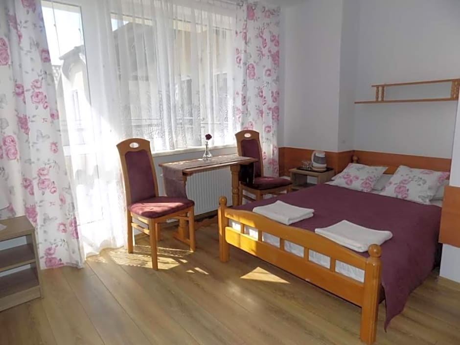 Pokoje Gościnne u MARCINA- sala zabaw, basen, melex, rowery, grill, mini dmuchaniec