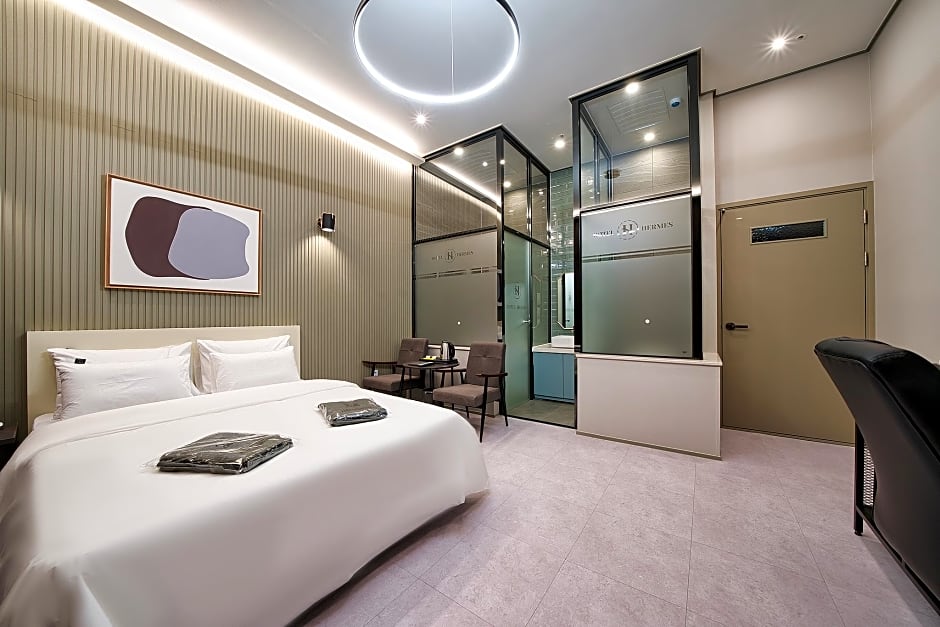 Hotel Hermes at Yongin Everland Station