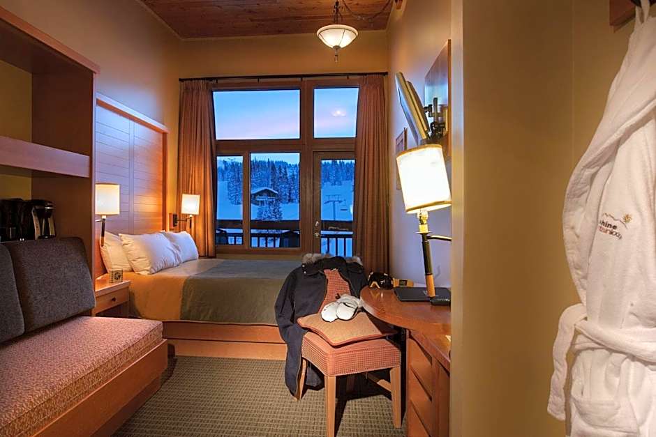 Photo 1 of 1 of Deluxe 1 Queen Bed, Mountain View, Balcony