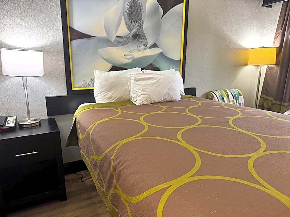 Super 8 by Wyndham Tupelo Airport