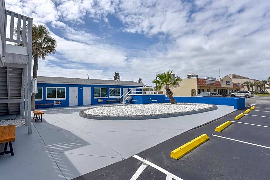 Cozy Studio Suite Near Beach w Kitchenette #11