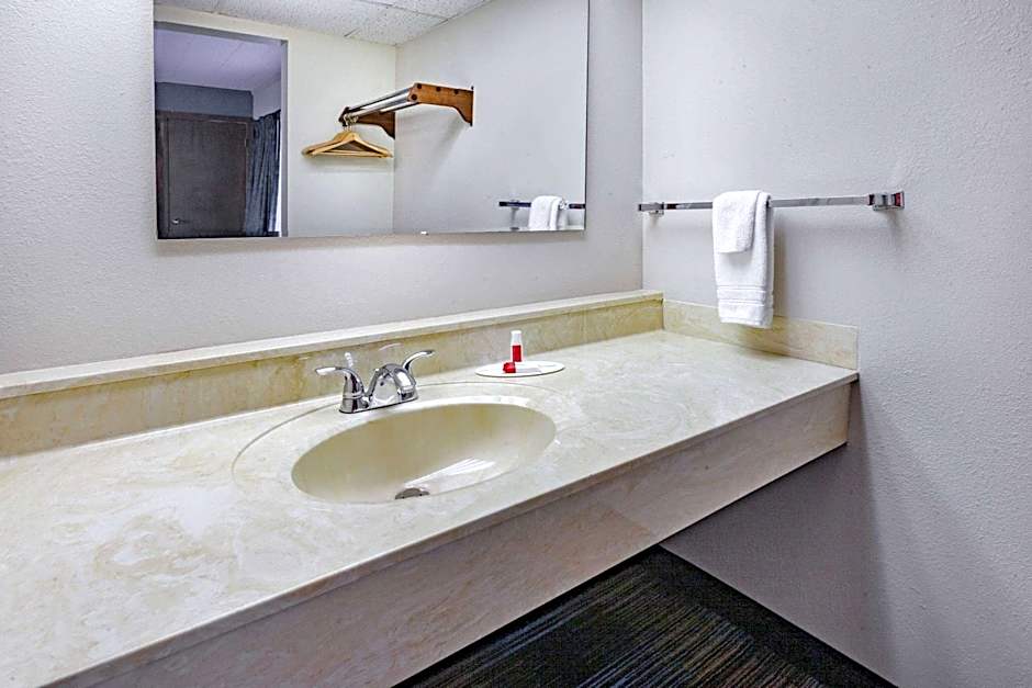 Days Inn & Suites by Wyndham St. Ignace Lakefront
