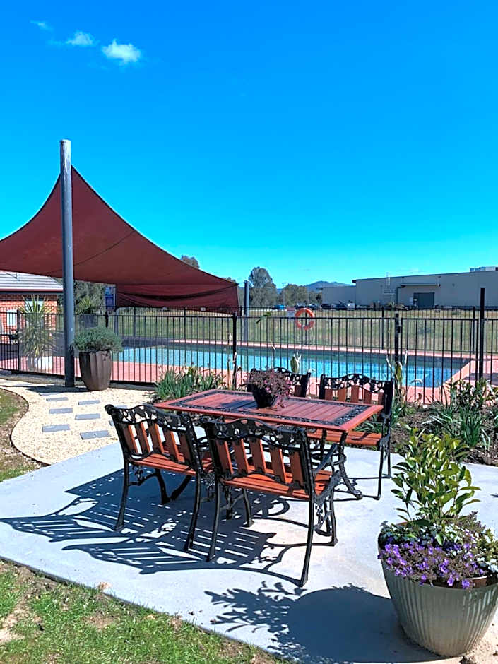 Blazing Stump Motel & Suites