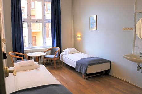 Budget Twin Room with Shared Bathroom