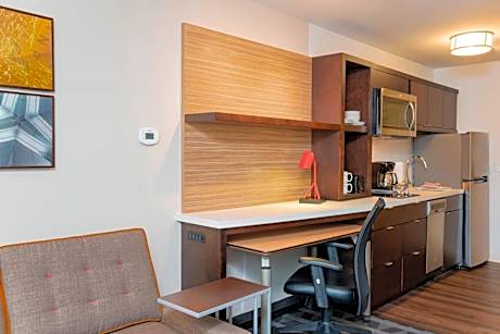 King Room with Roll-In Shower and City View - Mobility Accessible