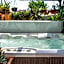 Entertainer's Paradise! Child =& pet friendly Pool spa, movie room - close to Australia Zoo